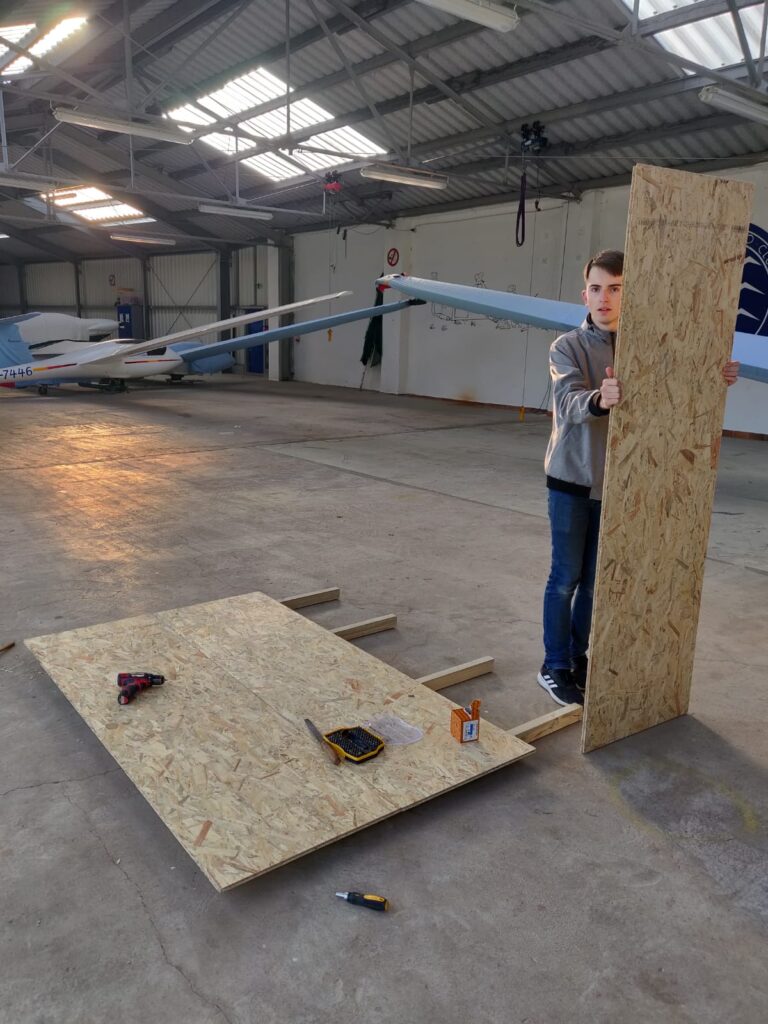 Fabian beim Bau der Heizung.