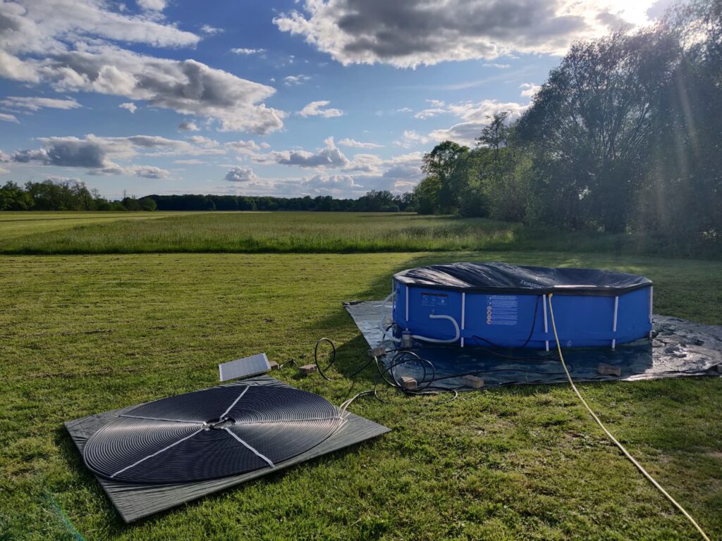 Die selbstgebaute Heizung neben dem Pool in Betrieb.