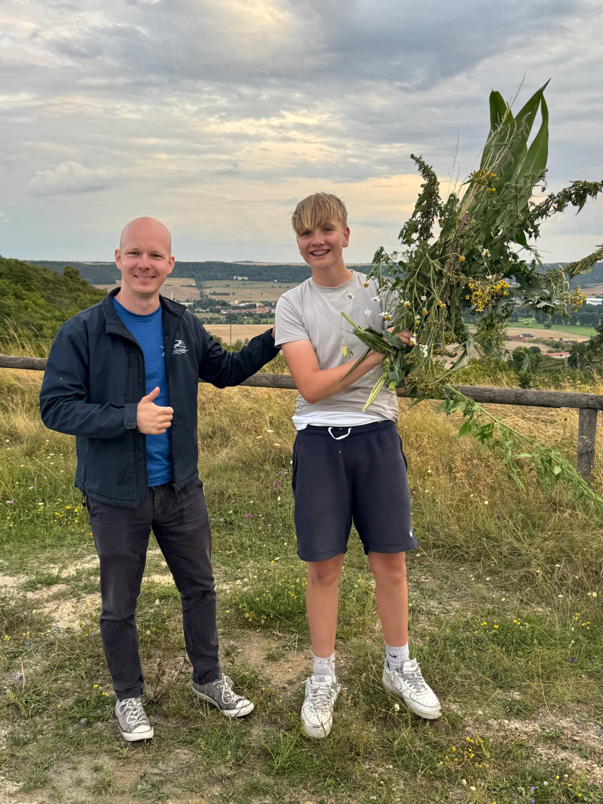 Alexander Klein mit Fluglehrer Jan Schäfer nach seinem ersten Alleinflug.