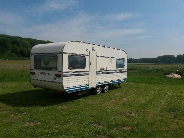 Der Jugendwohnwagen von außen.